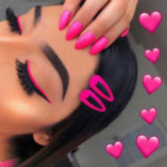 Romantic Beauty Fuchsia Eyeliner. - Picture 2 of 4